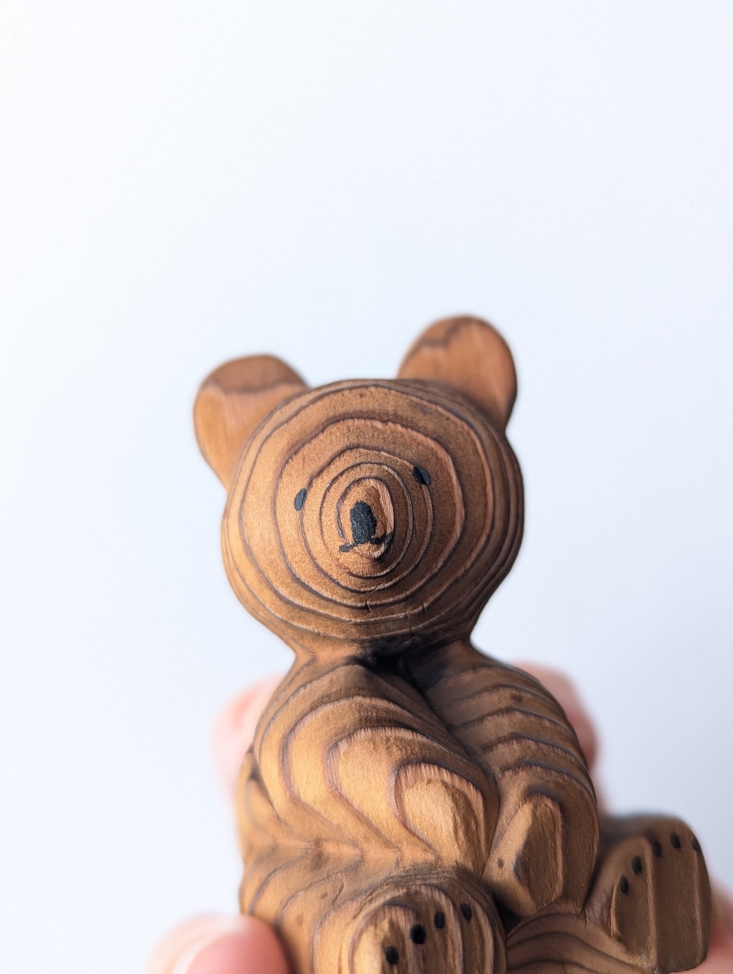 Ourson de décoration folklorique vintage en bois de cédre Japonais.