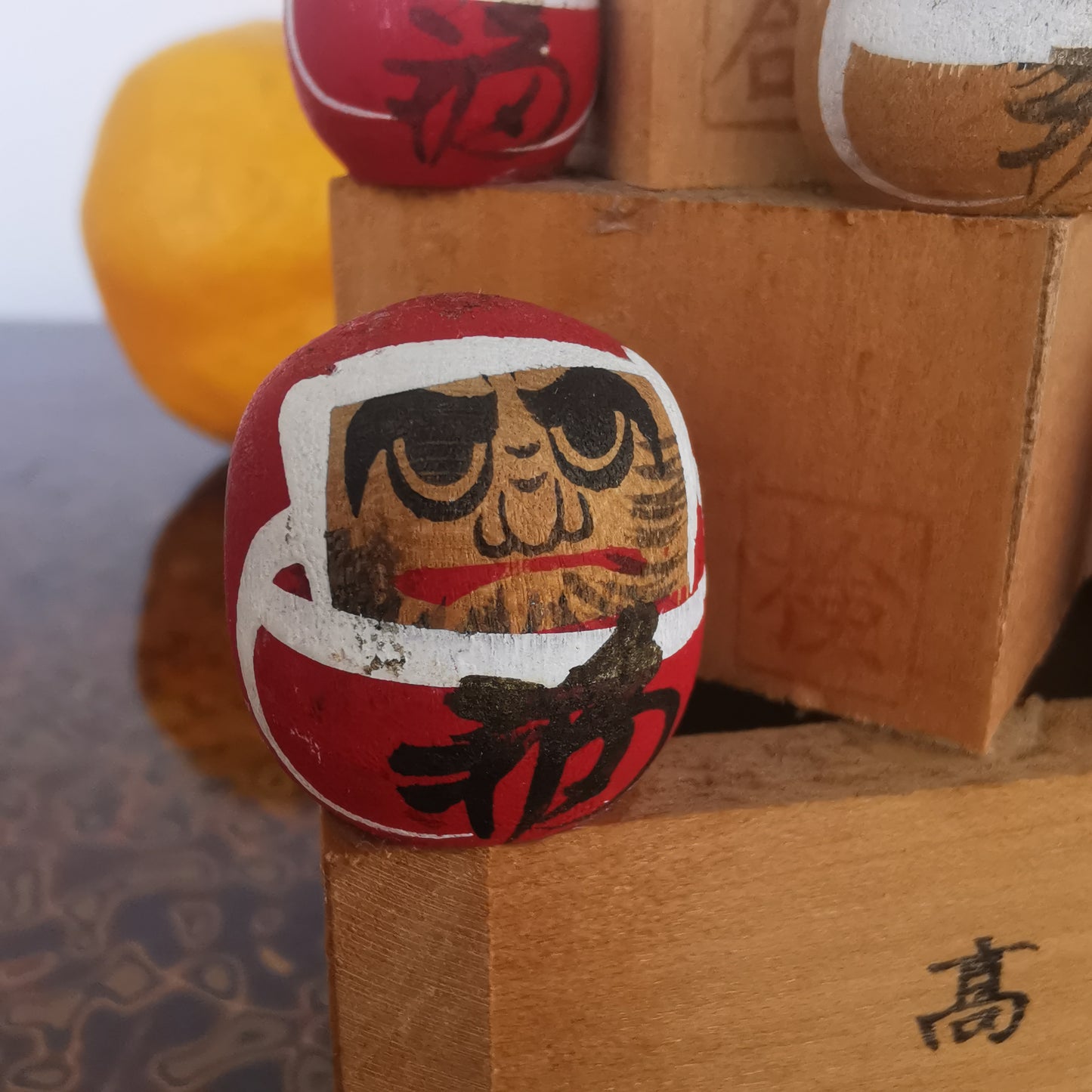 Petite figurine Daruma en bois, porte-bonheur japonais, "masu masu"