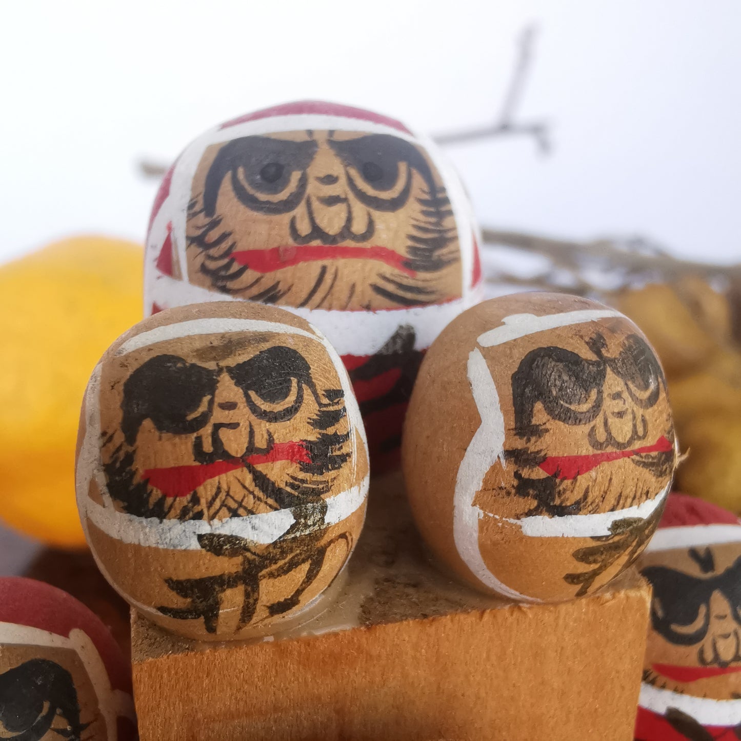 Petite figurine Daruma en bois, porte-bonheur japonais, "masu masu"