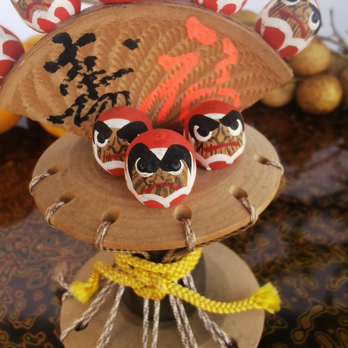 Figurine Daruma en bois; petit porte-bonheur japonais représentant Daruma assis sur un tambour Tsutsumi