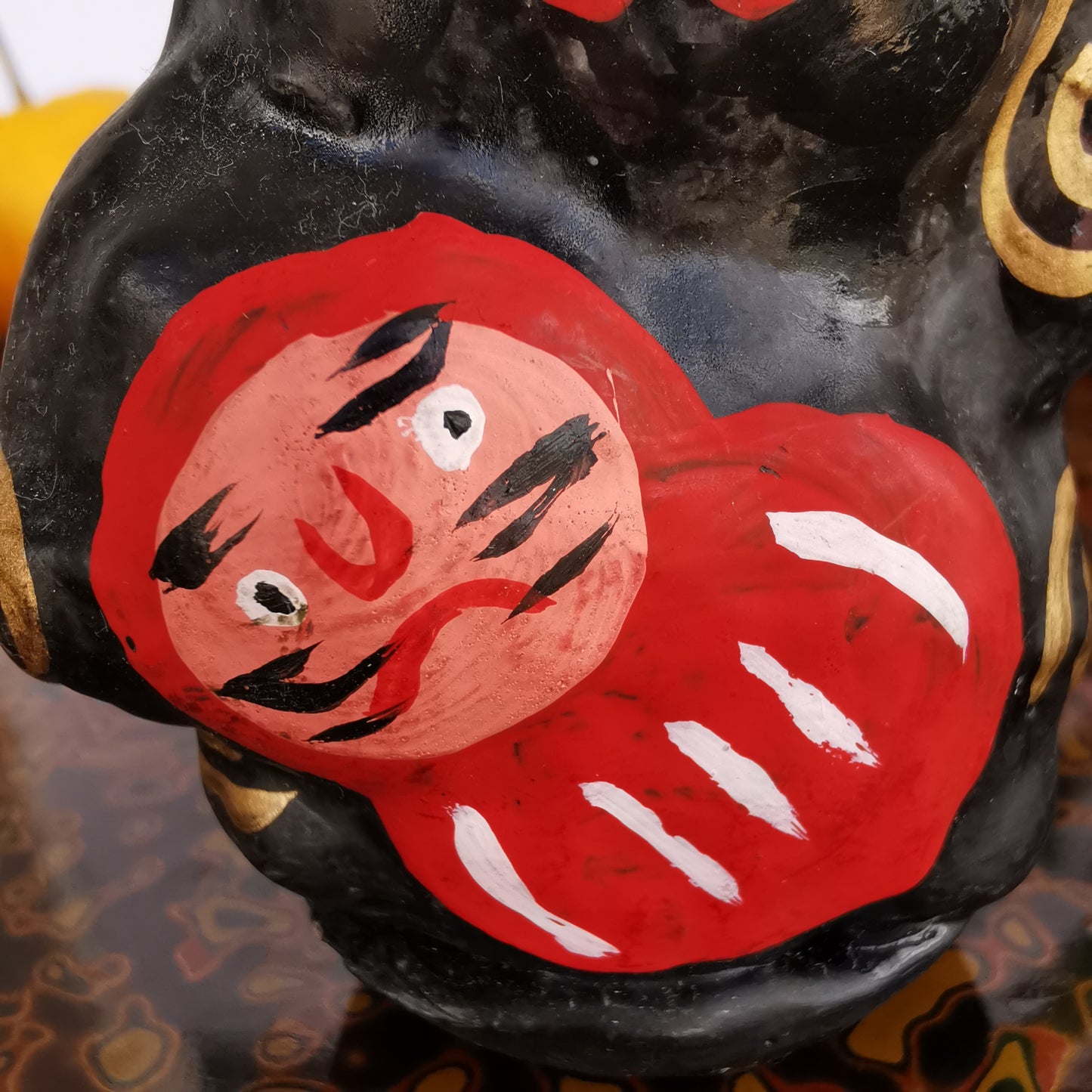 Poupée Maneki Neko avec Daruma, jeu de culbute et décoration traditionnelle japonaise en papier mâché.