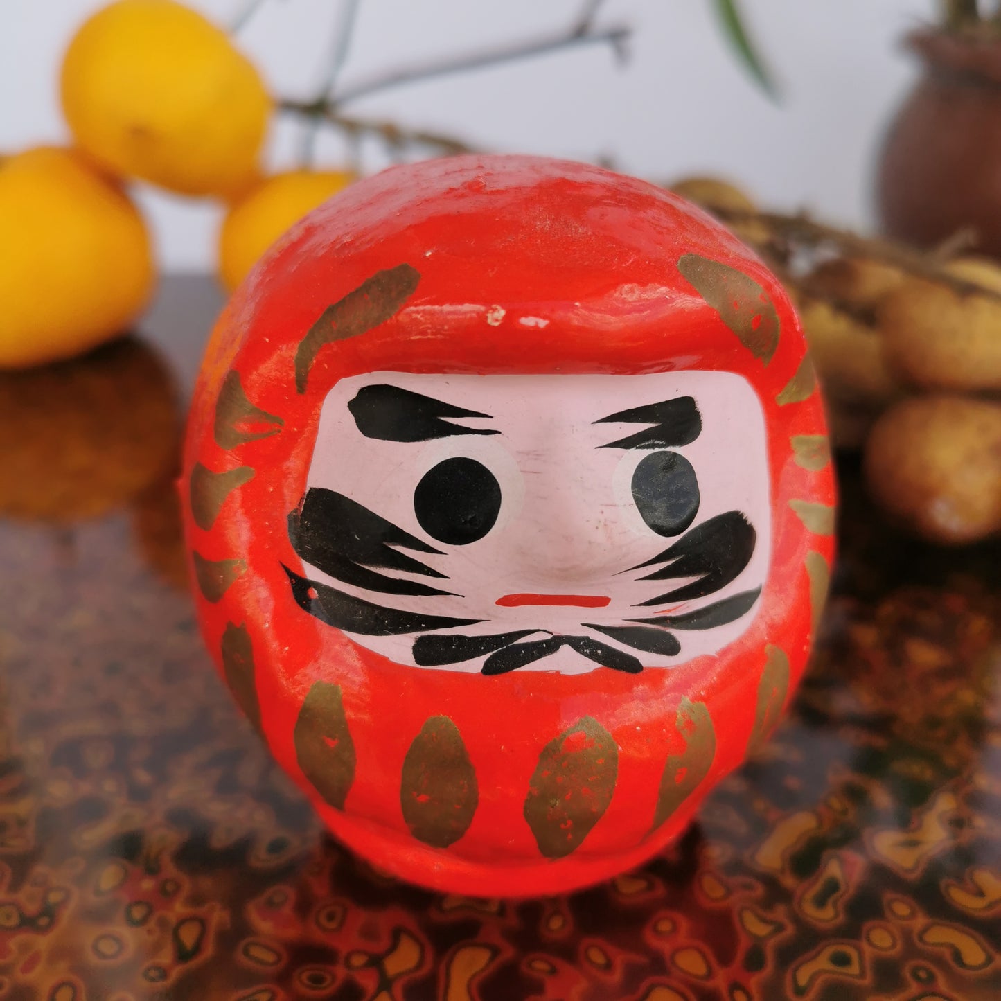 Jouet culbuto Daruma, cadeau porte-bonheur japonais.