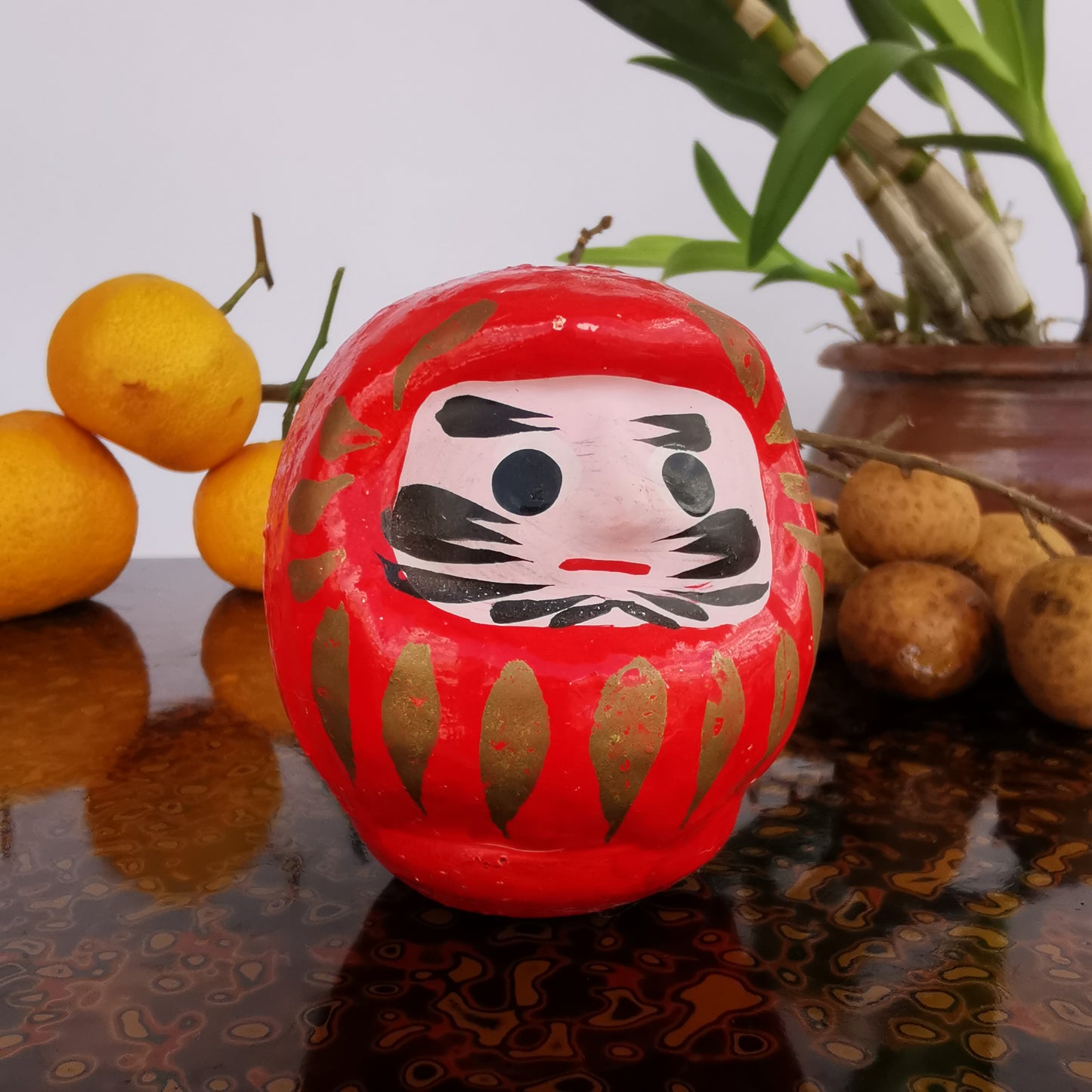 Jouet culbuto Daruma, cadeau porte-bonheur japonais.