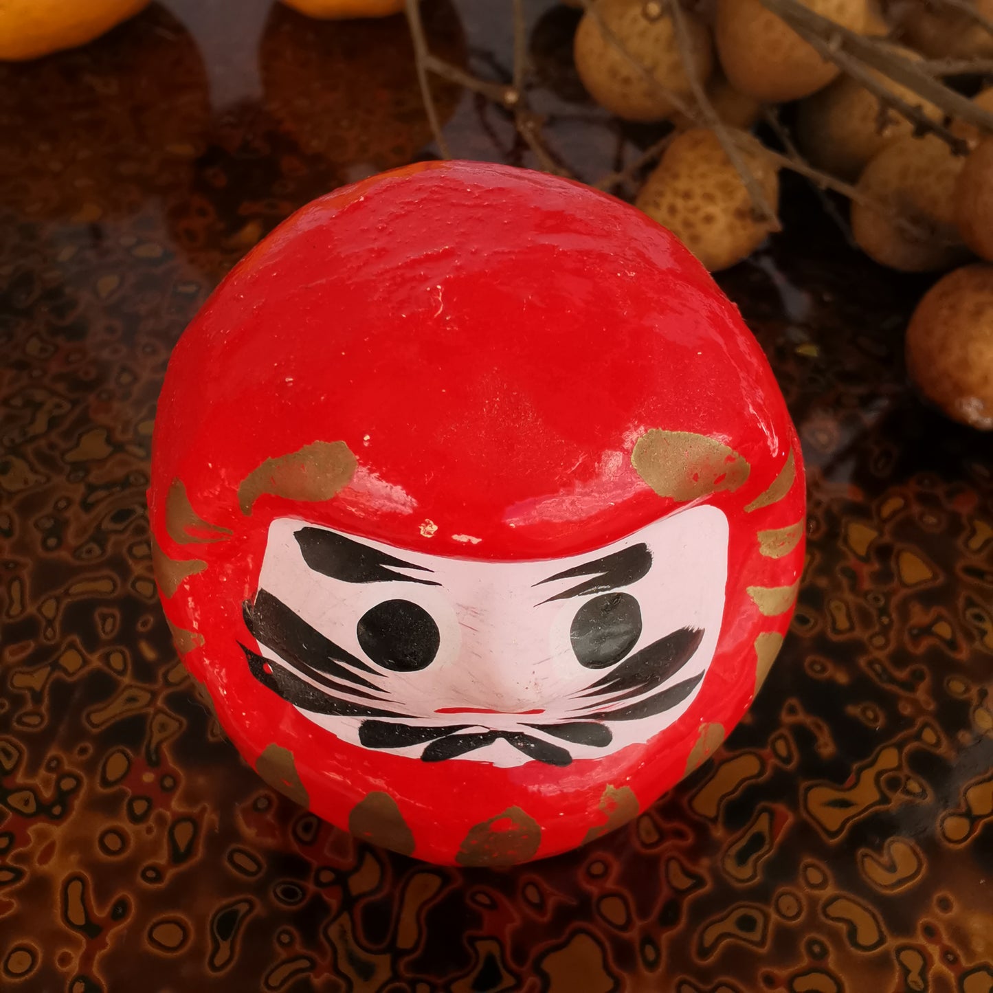 Jouet culbuto Daruma, cadeau porte-bonheur japonais.