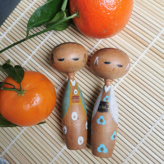 Mini poupée Kokeshi, couple garçon et fille avec tête pivotante