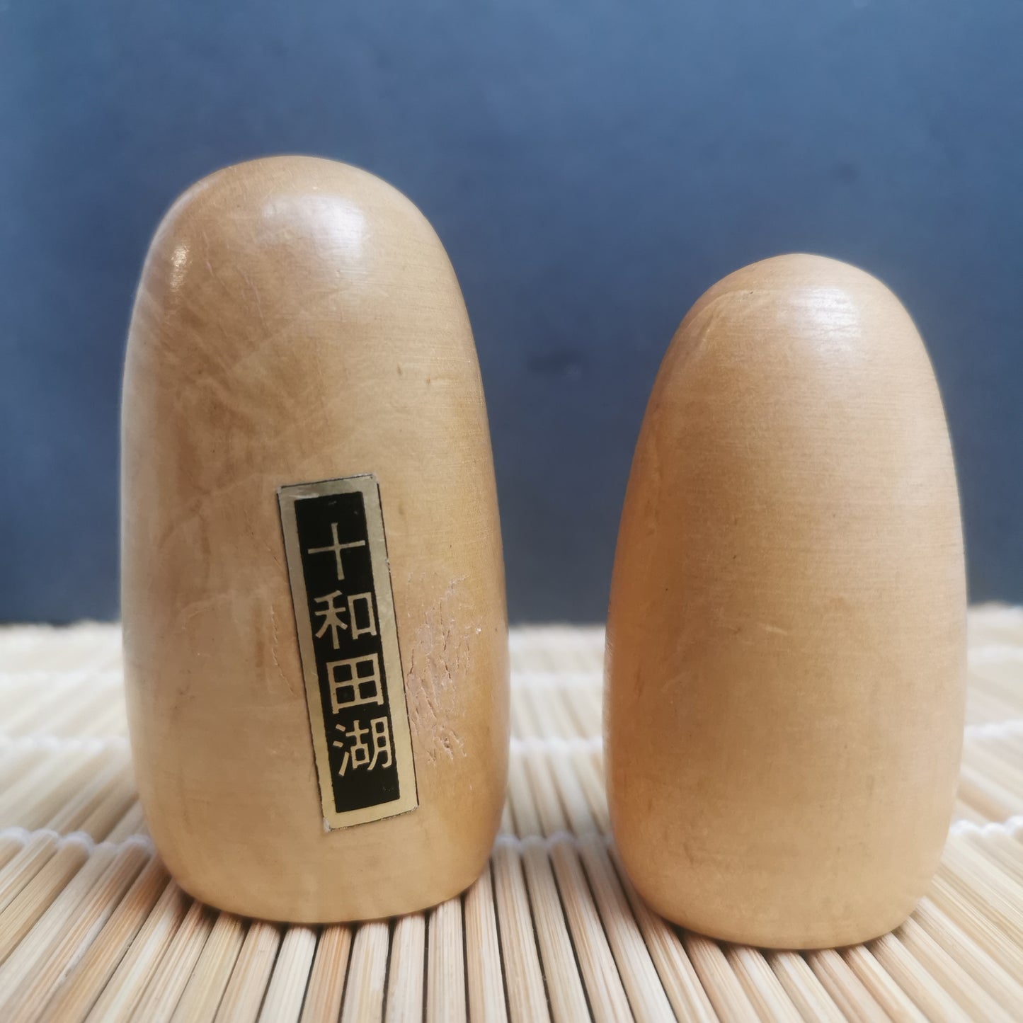 Joli duo de mini Kokeshi, représentant un frère et une sœur ou un parent et son enfant, vêtus de vêtements d'hiver