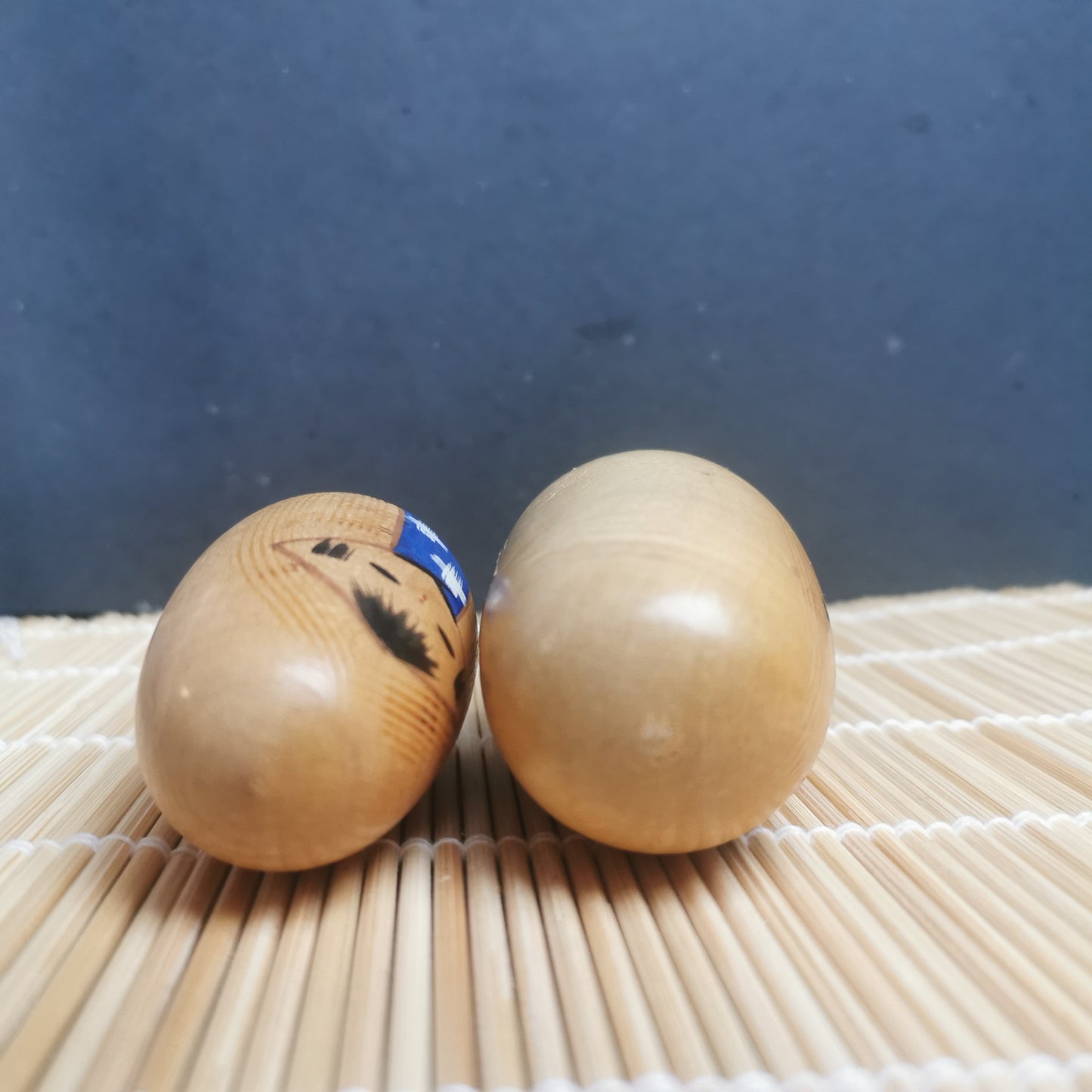 Joli duo de mini Kokeshi, représentant un frère et une sœur ou un parent et son enfant, vêtus de vêtements d'hiver