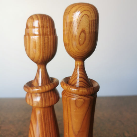 Couple Kokeshi Vintage, Yakusugi Japonais en bois précieux de cèdre