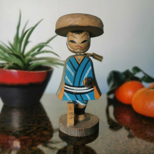 Samouraï japonais, poupée Kokeshi vintage de Shimizu No Jirocho, le légendaire Yakuza du Japon.