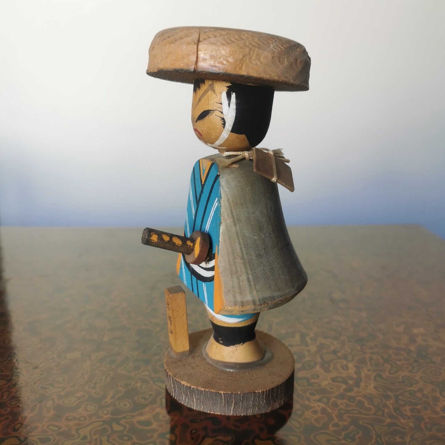 Samouraï japonais, poupée Kokeshi vintage de Shimizu No Jirocho, le légendaire Yakuza du Japon.