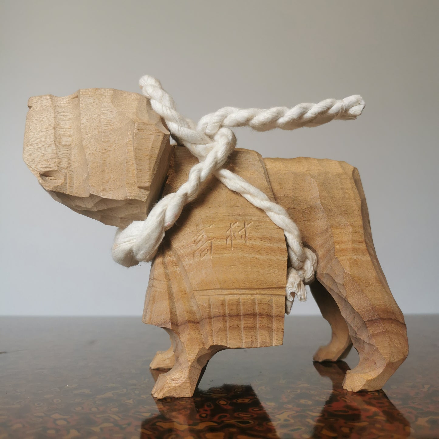 Figurine en Bois de Chien Tosa Inu – Sculpture Japonaise avec Tenue Traditionnelle