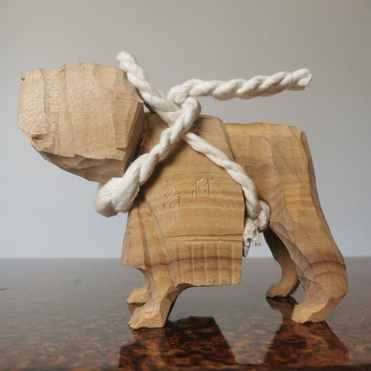 Figurine en Bois de Chien Tosa Inu – Sculpture Japonaise avec Tenue Traditionnelle