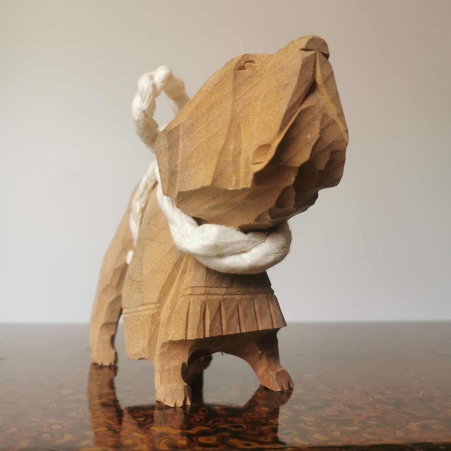 Figurine en Bois de Chien Tosa Inu – Sculpture Japonaise avec Tenue Traditionnelle