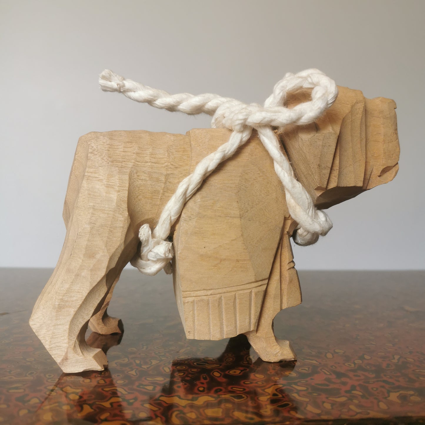 Figurine en Bois de Chien Tosa Inu – Sculpture Japonaise avec Tenue Traditionnelle