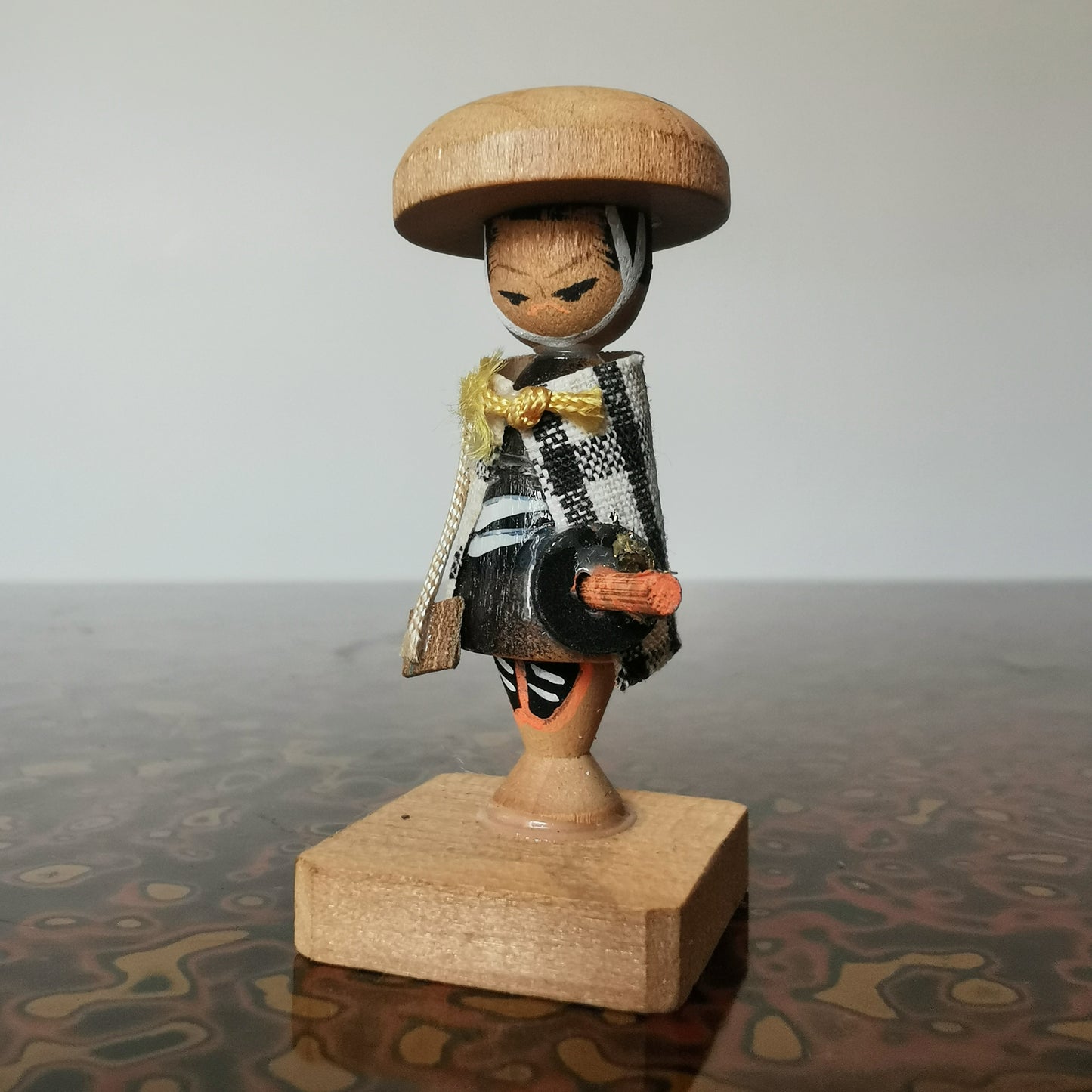 Poupée souvenir rétro showa d'un samouraï japonais, poupée vintage miniature de Shimizu No Jirocho, Yakuza du Japon.