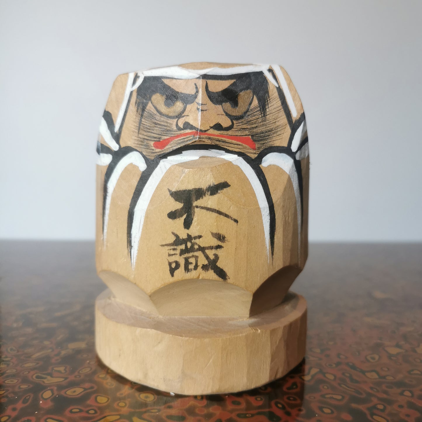 Poupée Ornementale Japonaise, Daruma en Bois Signée