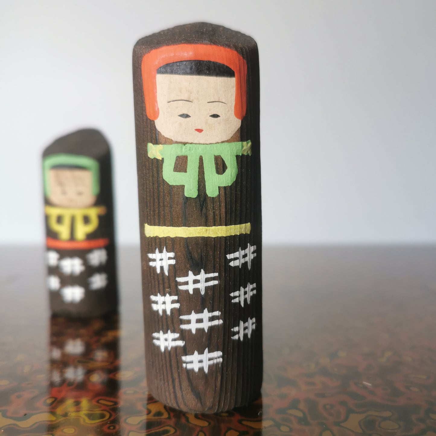 Poupée Kokeshi Rétro Showa : Fille d'Hiver en Vêtements Traditionnels - Couple Vintage en Bois de Cèdre du Japon