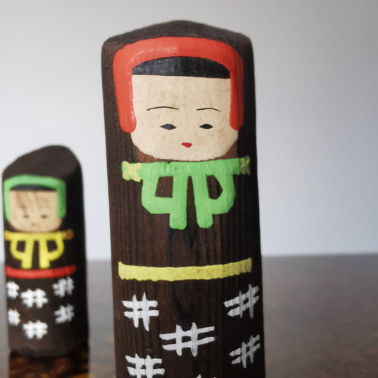 Poupée Kokeshi Rétro Showa : Fille d'Hiver en Vêtements Traditionnels - Couple Vintage en Bois de Cèdre du Japon