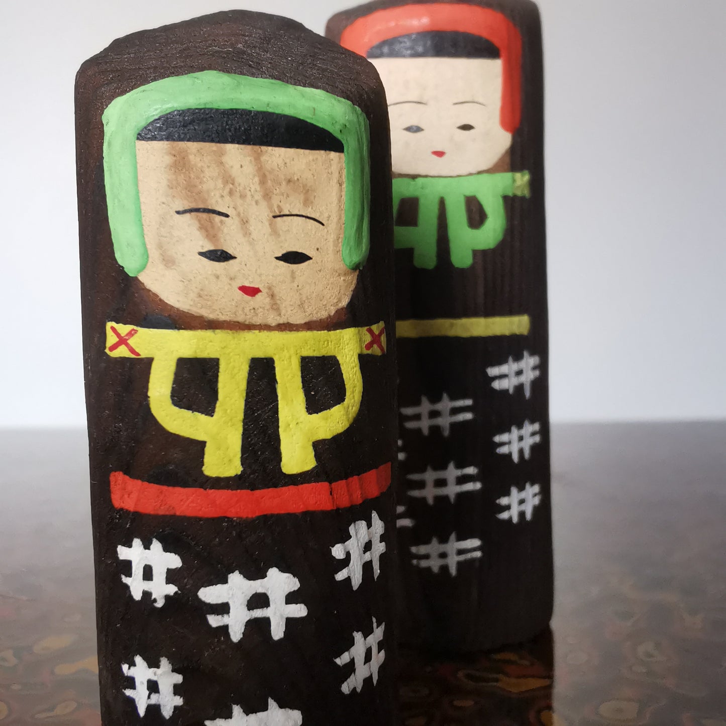 Poupée Kokeshi Rétro Showa : Fille d'Hiver en Vêtements Traditionnels - Couple Vintage en Bois de Cèdre du Japon