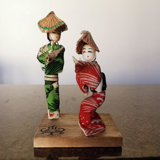 Danseuses folkloriques japonaises, poupées Kokeshi portant des chapeaux de paille.