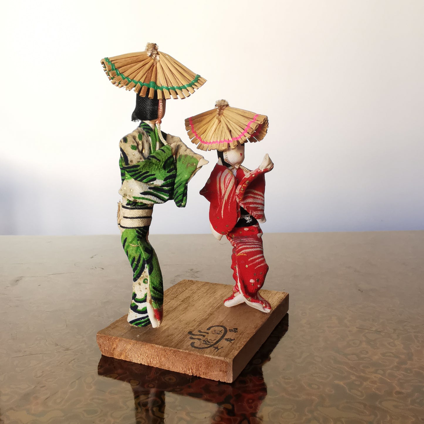 Danseuses folkloriques japonaises, poupées Kokeshi portant des chapeaux de paille.