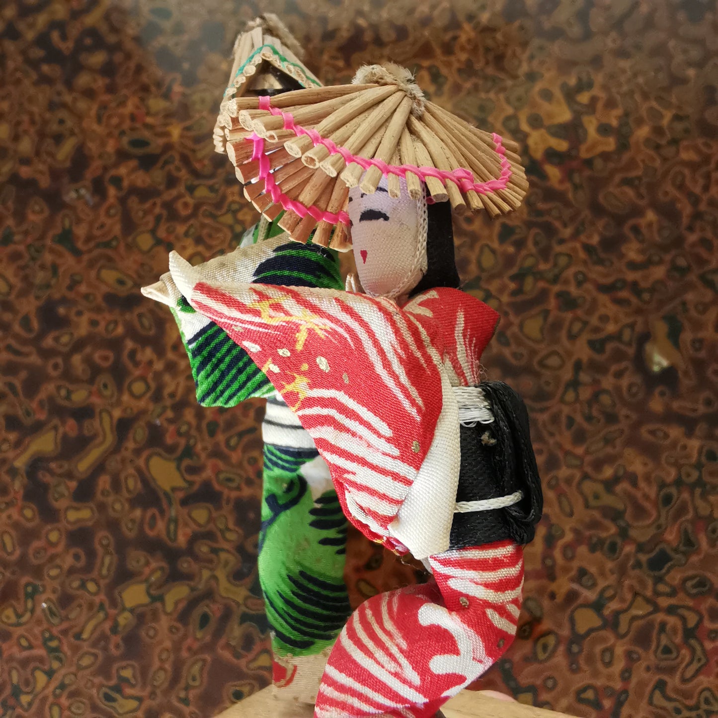 Danseuses folkloriques japonaises, poupées Kokeshi portant des chapeaux de paille.