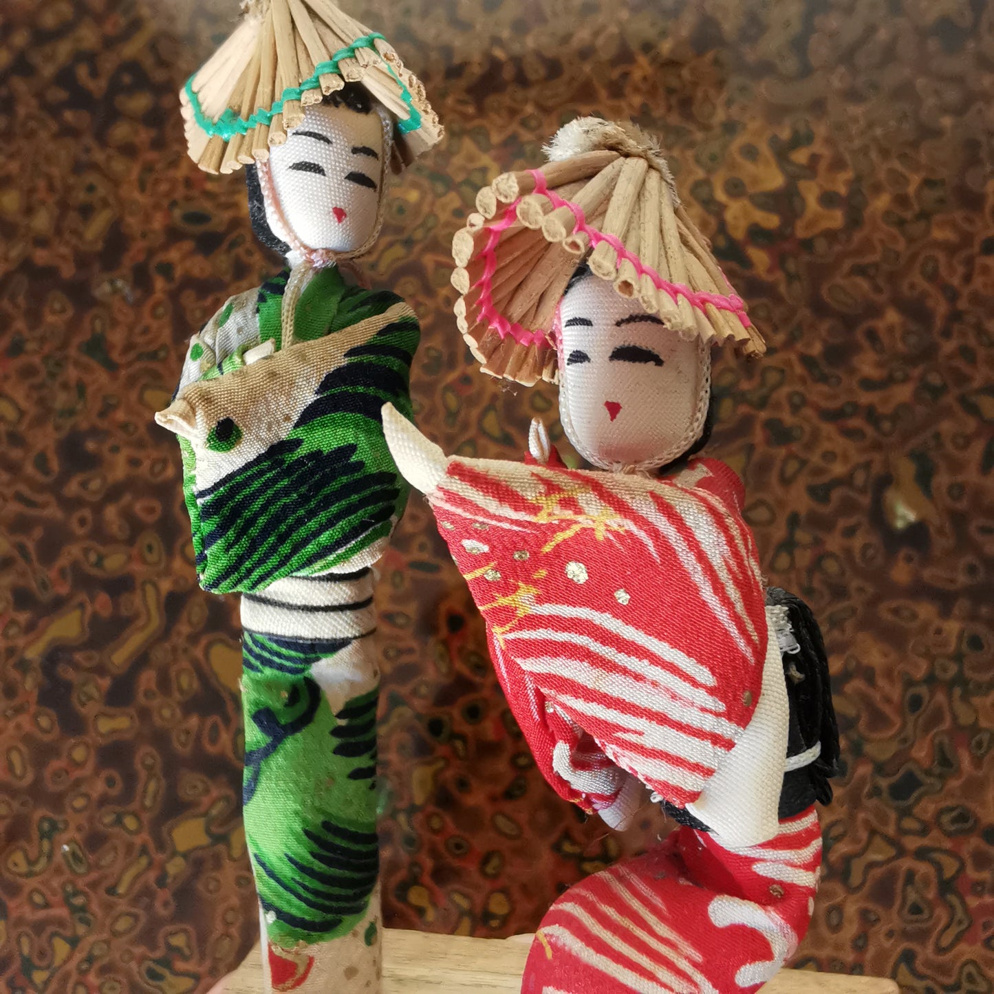 Danseuses folkloriques japonaises, poupées Kokeshi portant des chapeaux de paille.