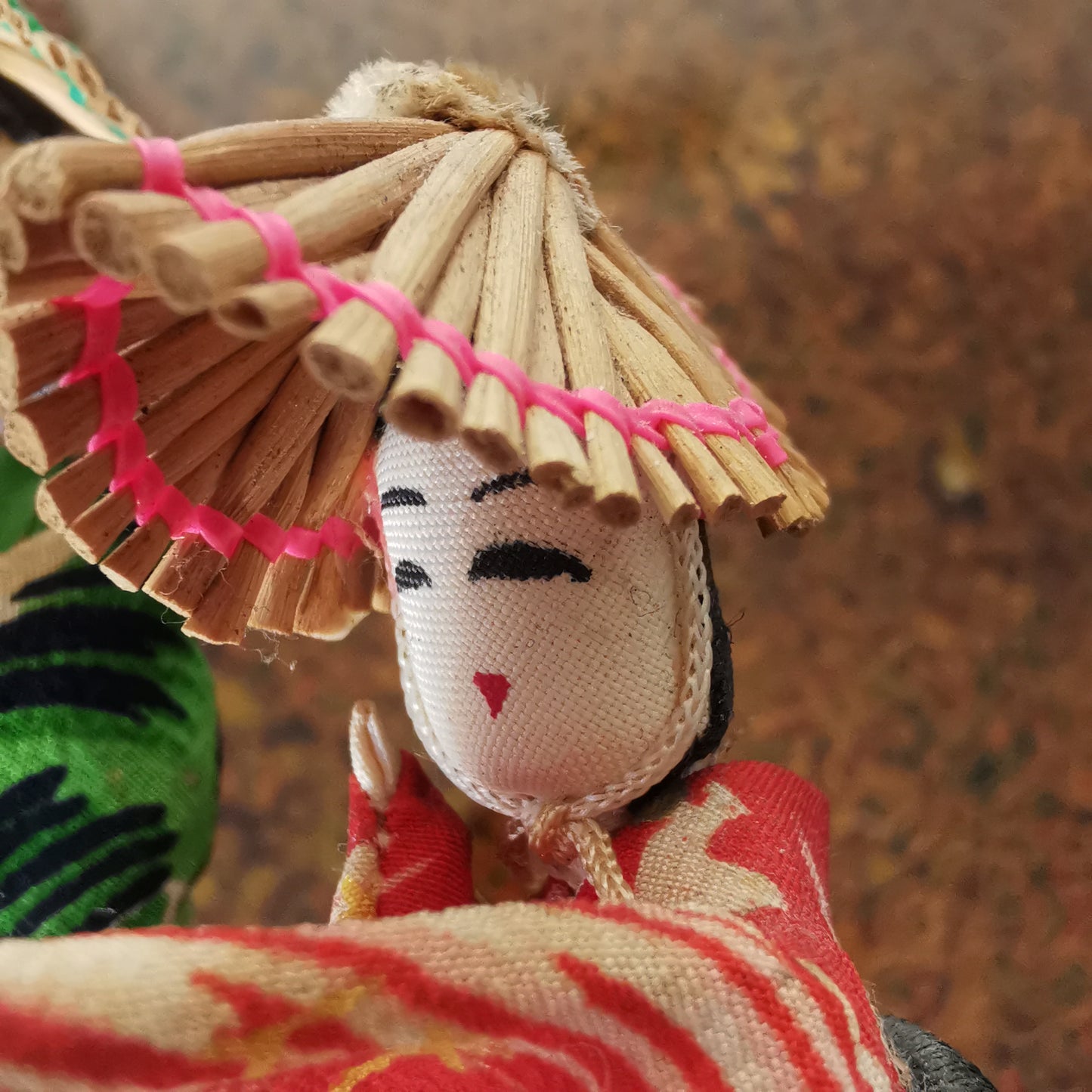 Danseuses folkloriques japonaises, poupées Kokeshi portant des chapeaux de paille.