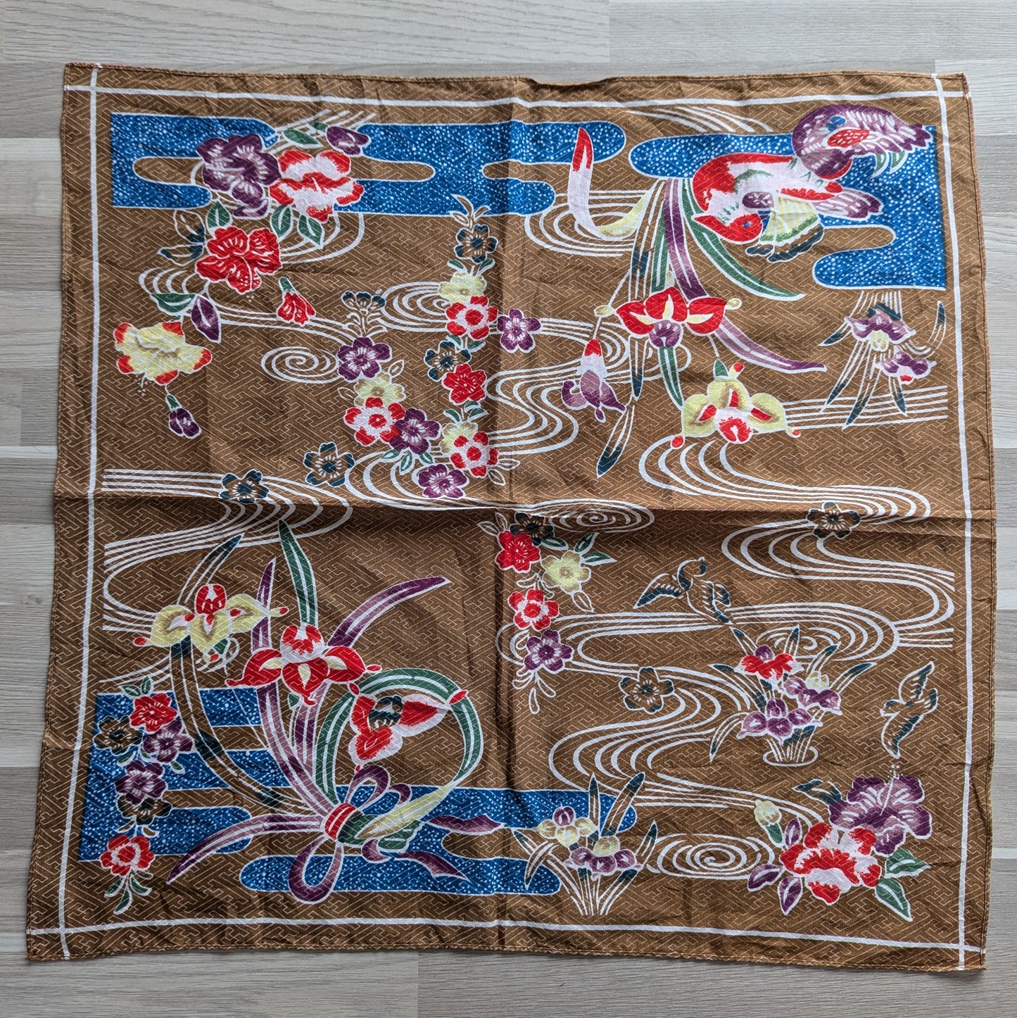 Furoshiki, tissu Japonais: Un Voyage Fluvial en Fleurs, 52 x 52 cm.