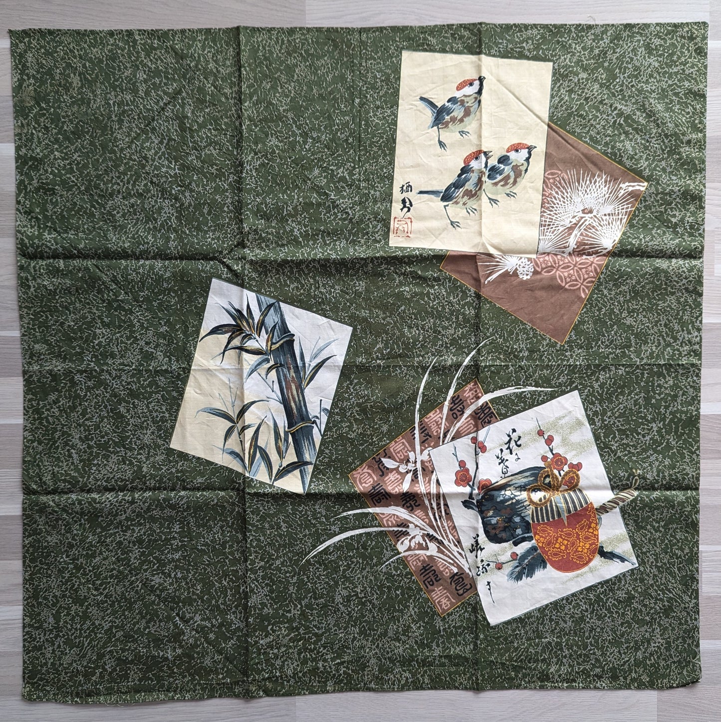 Grand Furoshiki, tissu vert oiseaux bambous,  67 x 68 cm