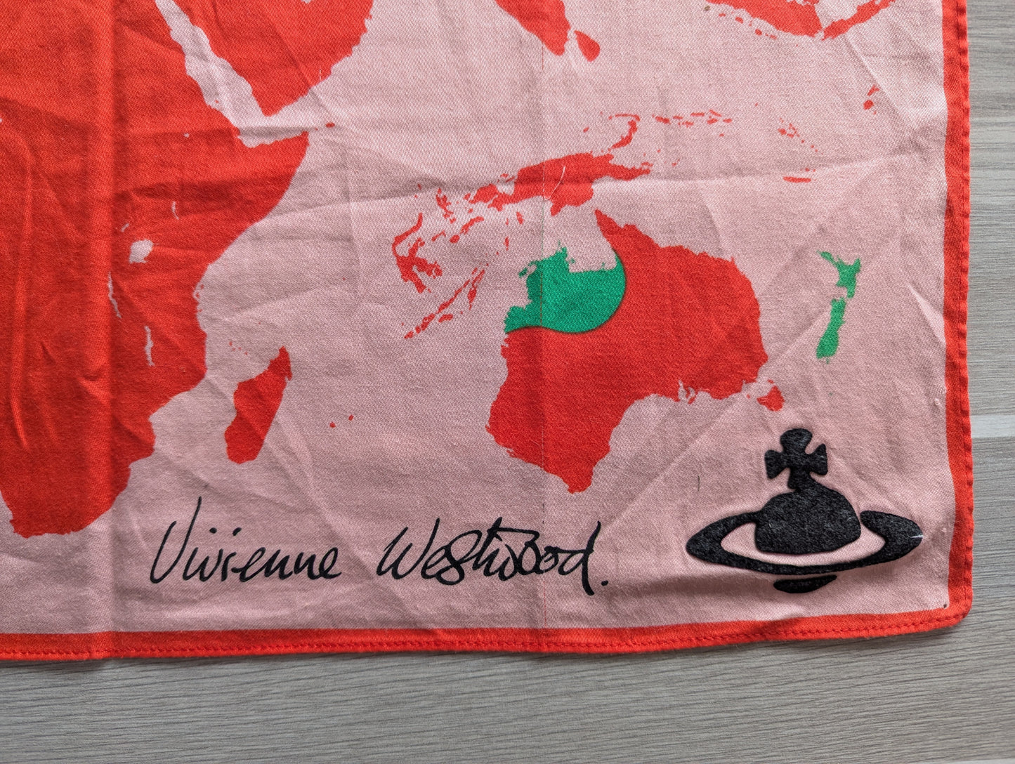 Mouchoir Vivienne Westwood Vintage – Élégant Tissu Rose avec Logo Iconique, 49x49 cm