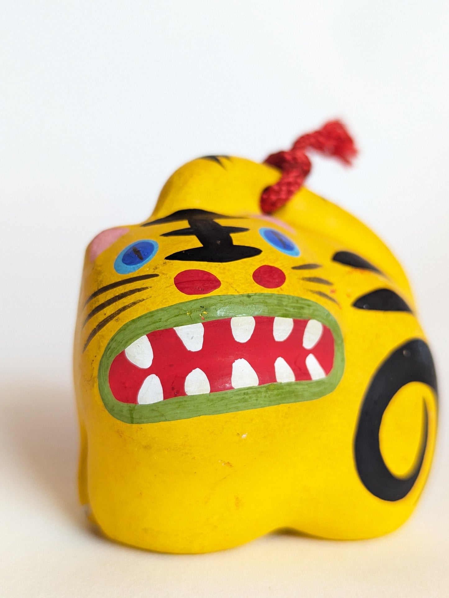 Cloche d'argile Dorei d'un tigre heureux. Souvenir du Japon Okimono.