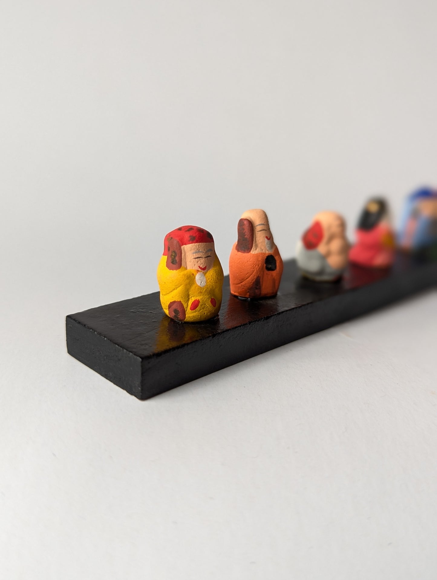 Sculptures miniatures : Les 7 Dieux japonais de la Fortune, Shichifukujin en argile.