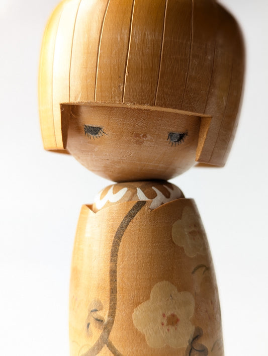 Kokeshi créative japonaise en kimono