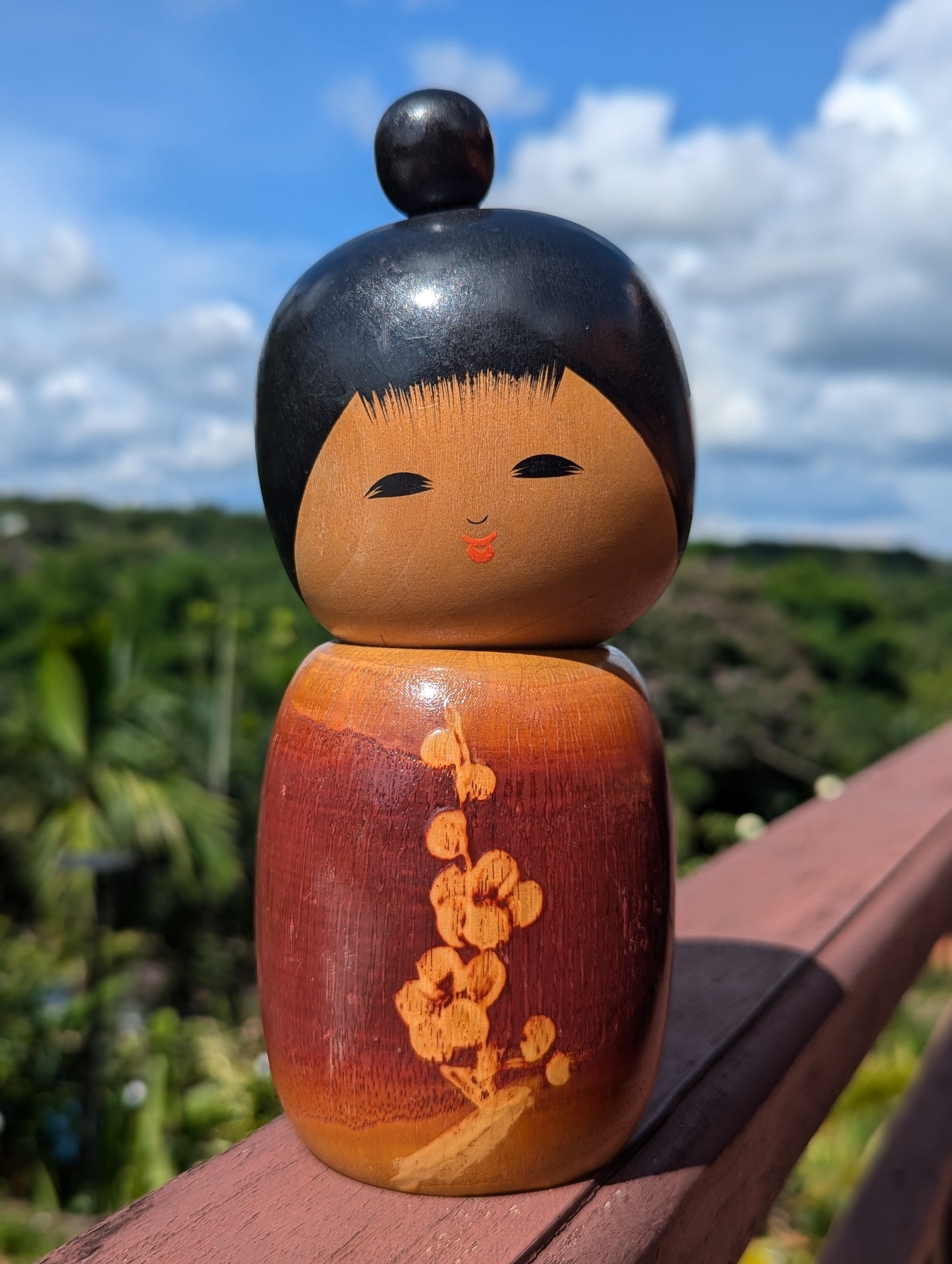 Kokeshi créative vintage par l'artiste Kouson Sato. Fleur de prunier.