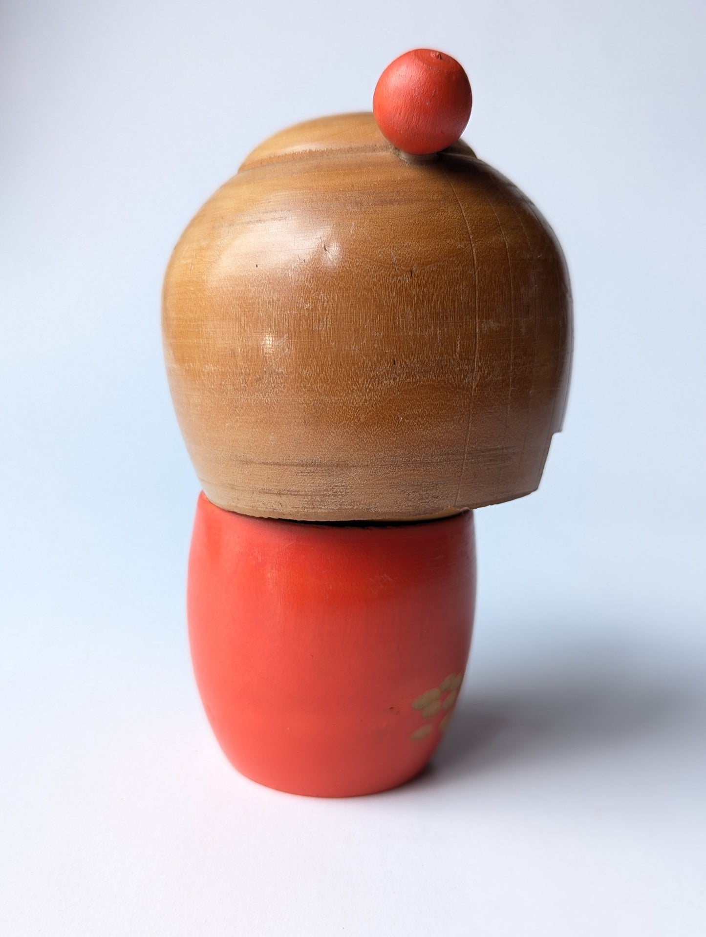 Kokeshi créative vintage rouge en kimono fleuri, réalisé a la main par le maître Kokeshi Eishin.