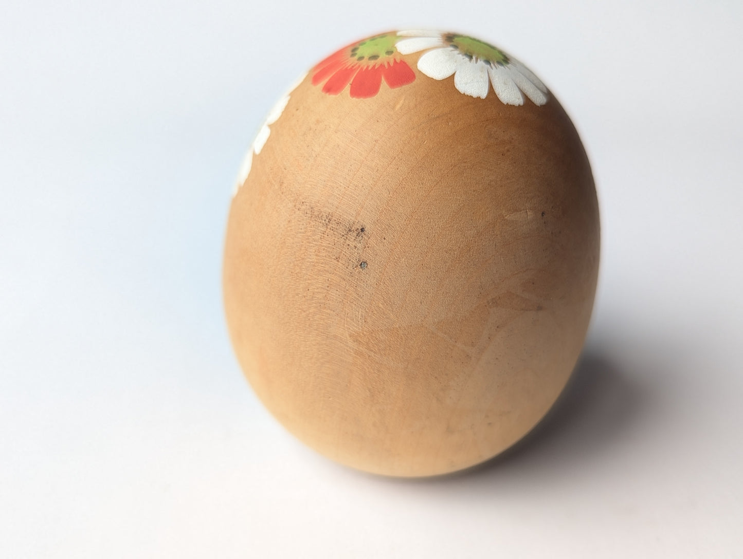 Kokeshi créative vintage ronde en kimono fleuri intitulé "Hinagiku" d'Aoki Ryoka