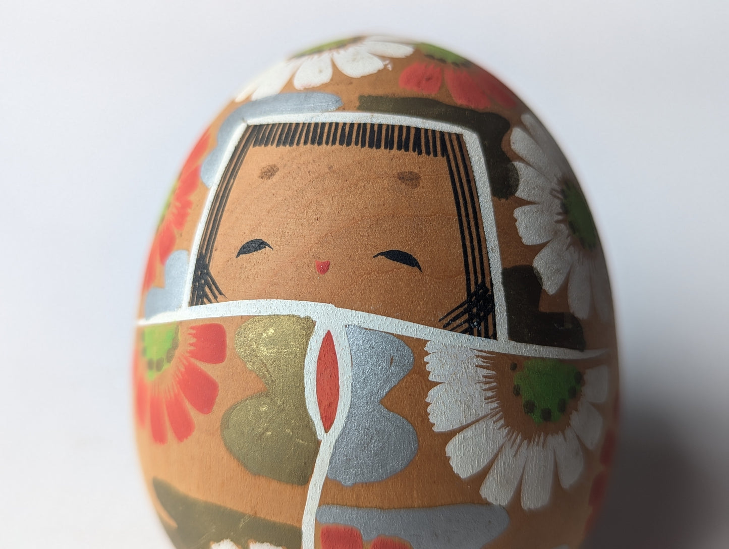 Kokeshi créative vintage ronde en kimono fleuri intitulé "Hinagiku" d'Aoki Ryoka