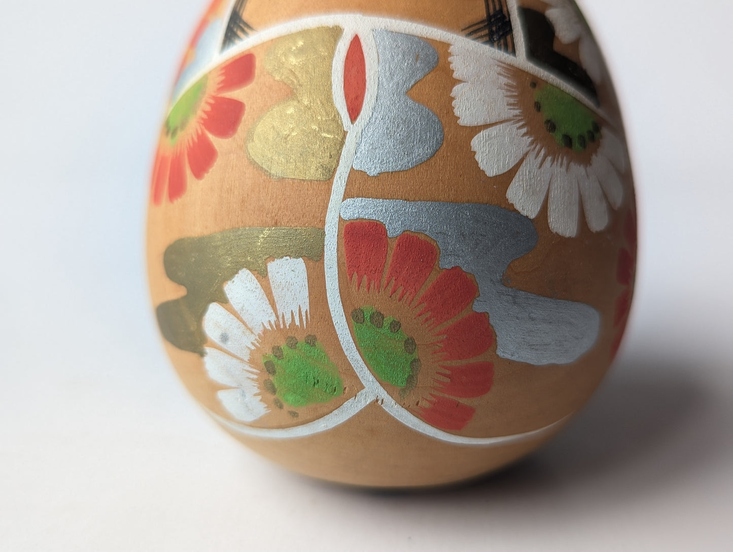 Kokeshi créative vintage ronde en kimono fleuri intitulé "Hinagiku" d'Aoki Ryoka