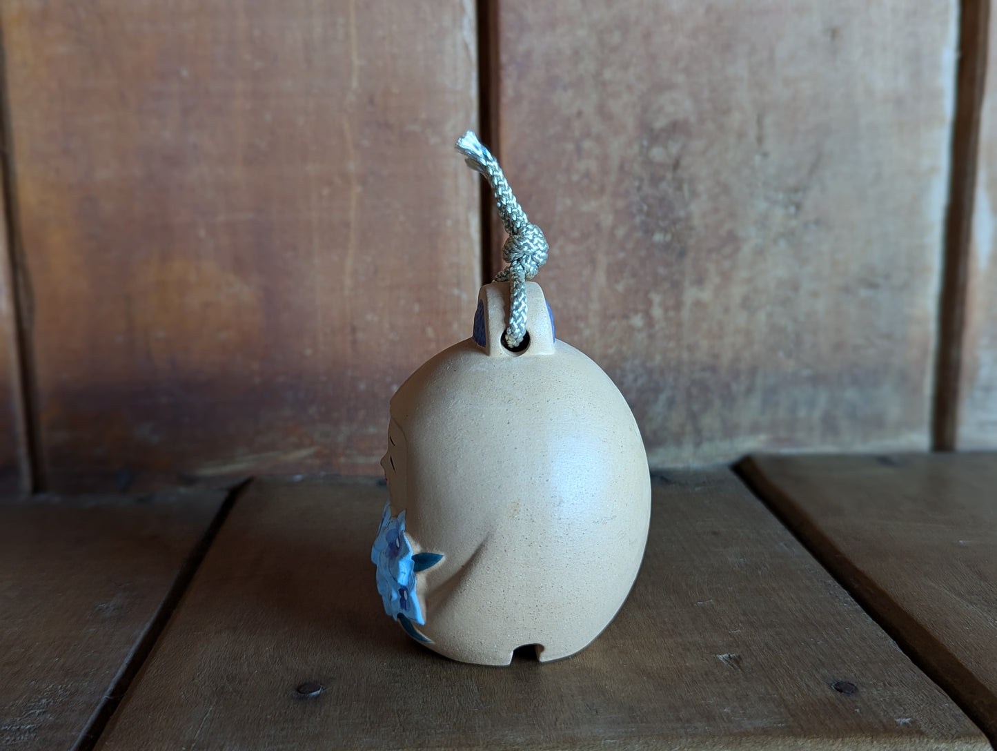 Cloche Dorei en argile d'une poupée Hakata. Souvenir du Japon de la région Fukuoka.