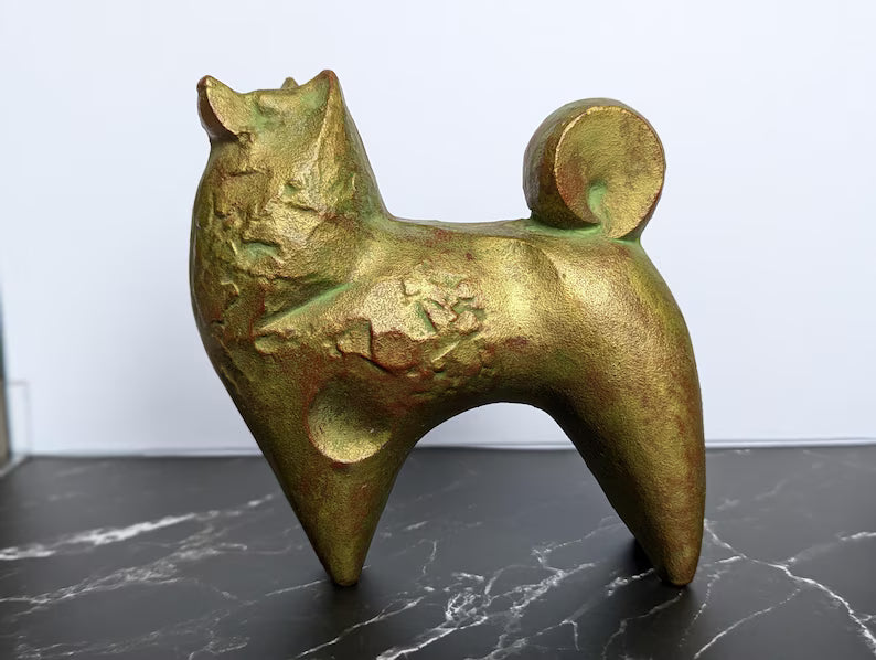 Sculpture en bronze signée Saegusa Sataro – Chien stylisé Akita Inu – Art japonais vintage
