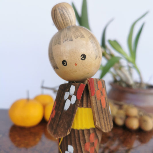 Poupée Kokeshi vintage créative en bois de cèdre avec un kimono élégant et unique