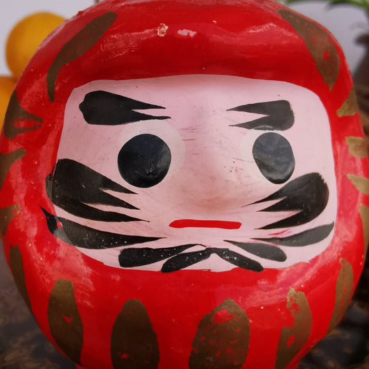 Jouet culbuto Daruma, cadeau porte-bonheur japonais.