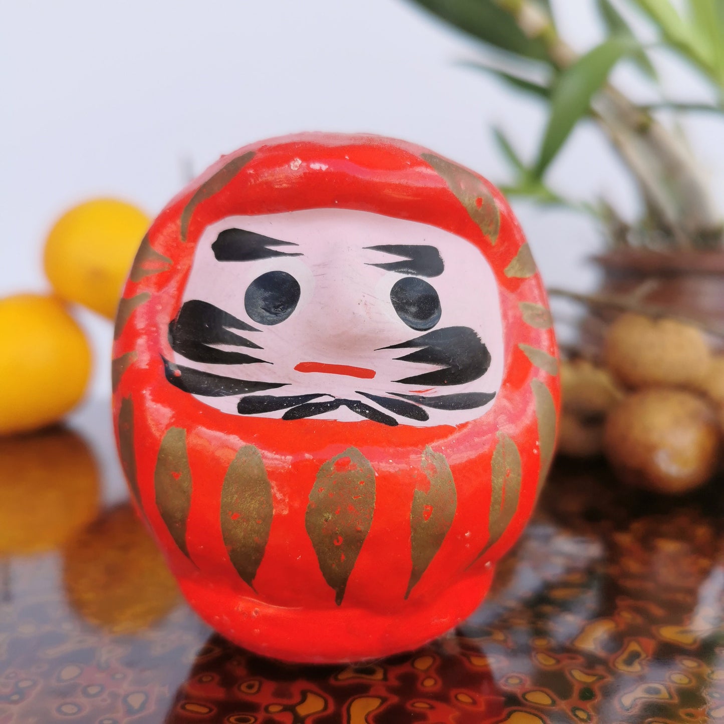 Jouet culbuto Daruma, cadeau porte-bonheur japonais.