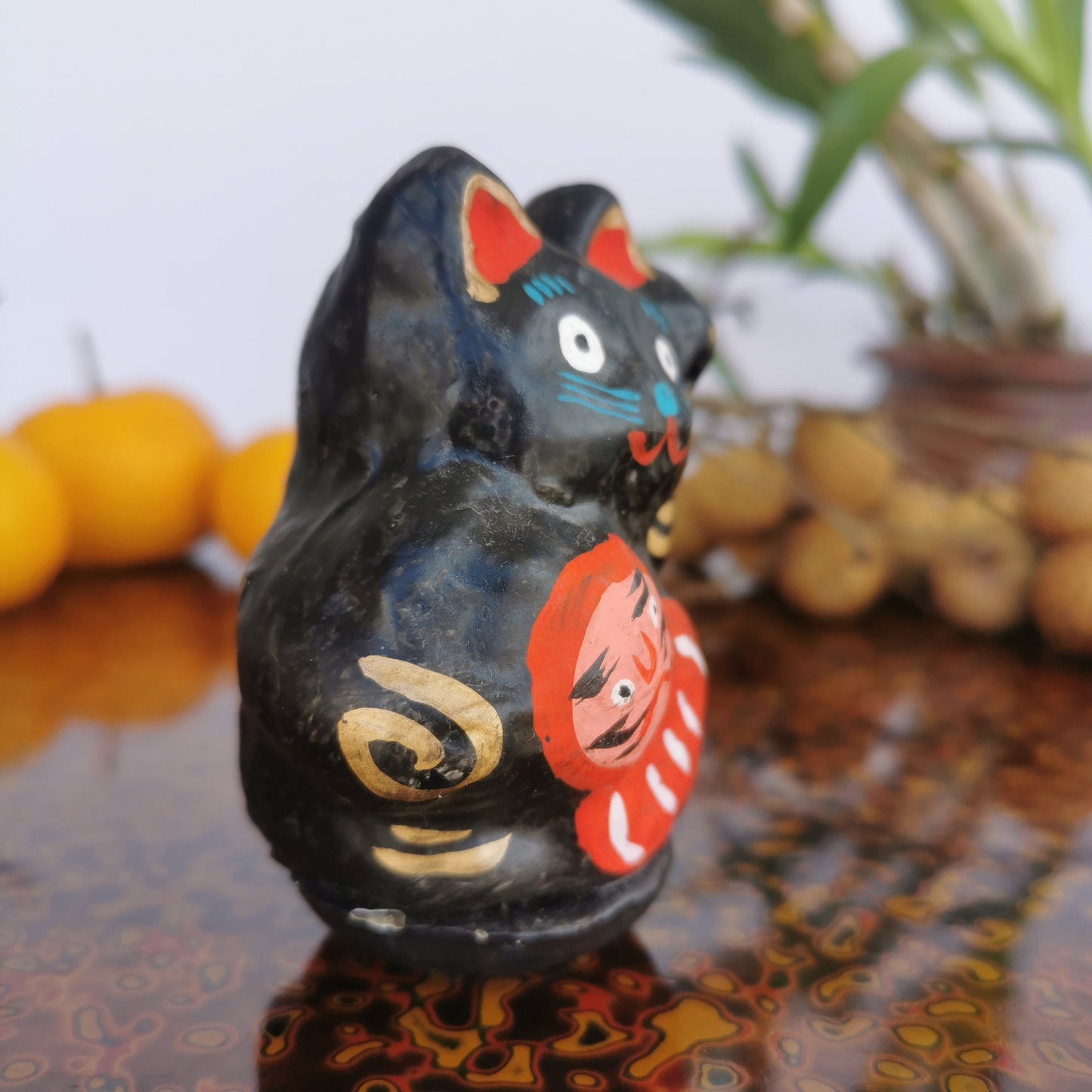 Poupée Maneki Neko avec Daruma, jeu de culbute et décoration traditionnelle japonaise en papier mâché.