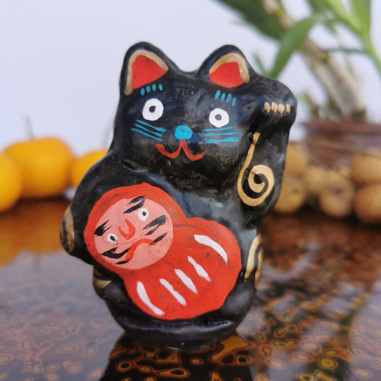 Poupée Maneki Neko avec Daruma, jeu de culbute et décoration traditionnelle japonaise en papier mâché.