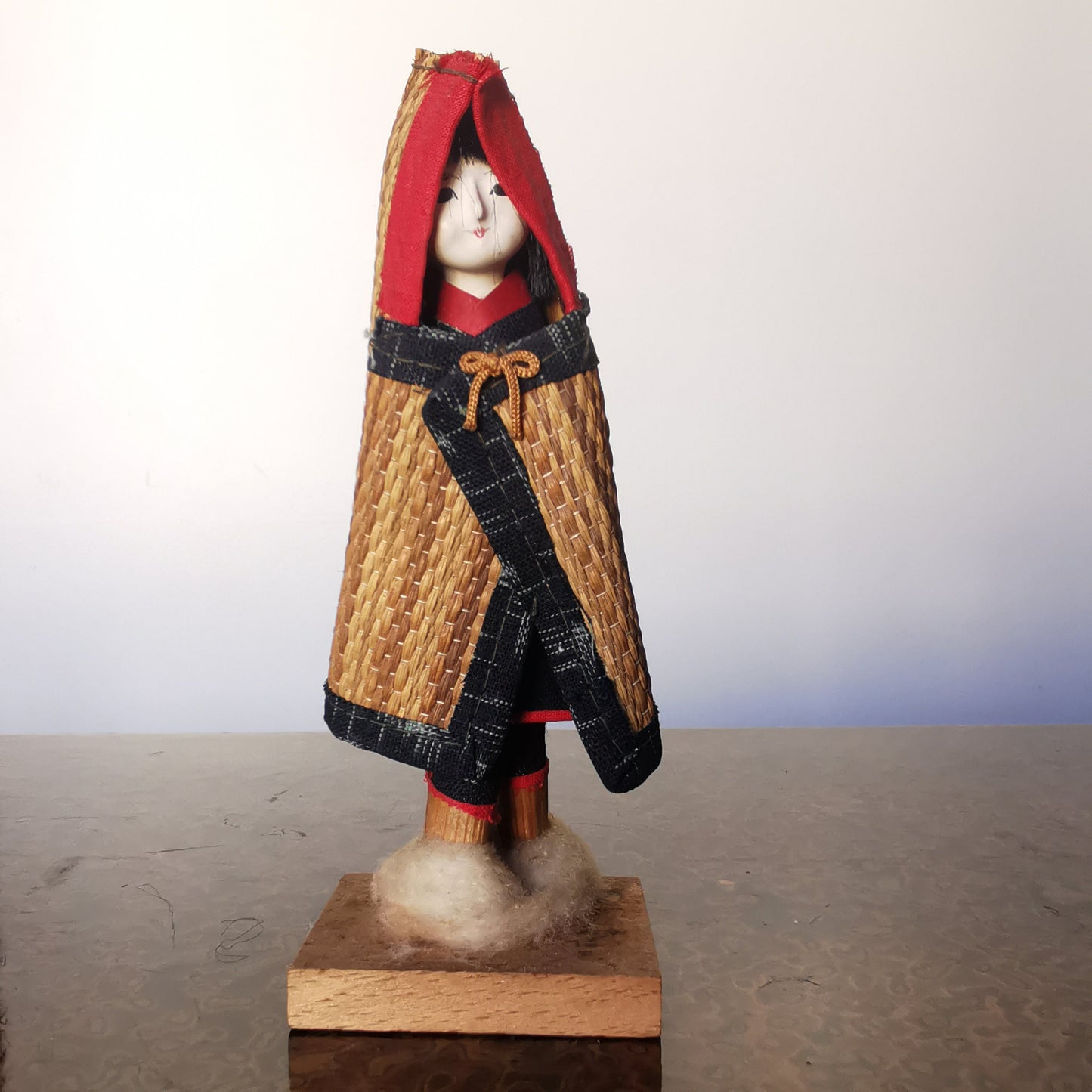 Figurine Vintage en Gofun – Poupée d'Hiver avec Manteau Amovible