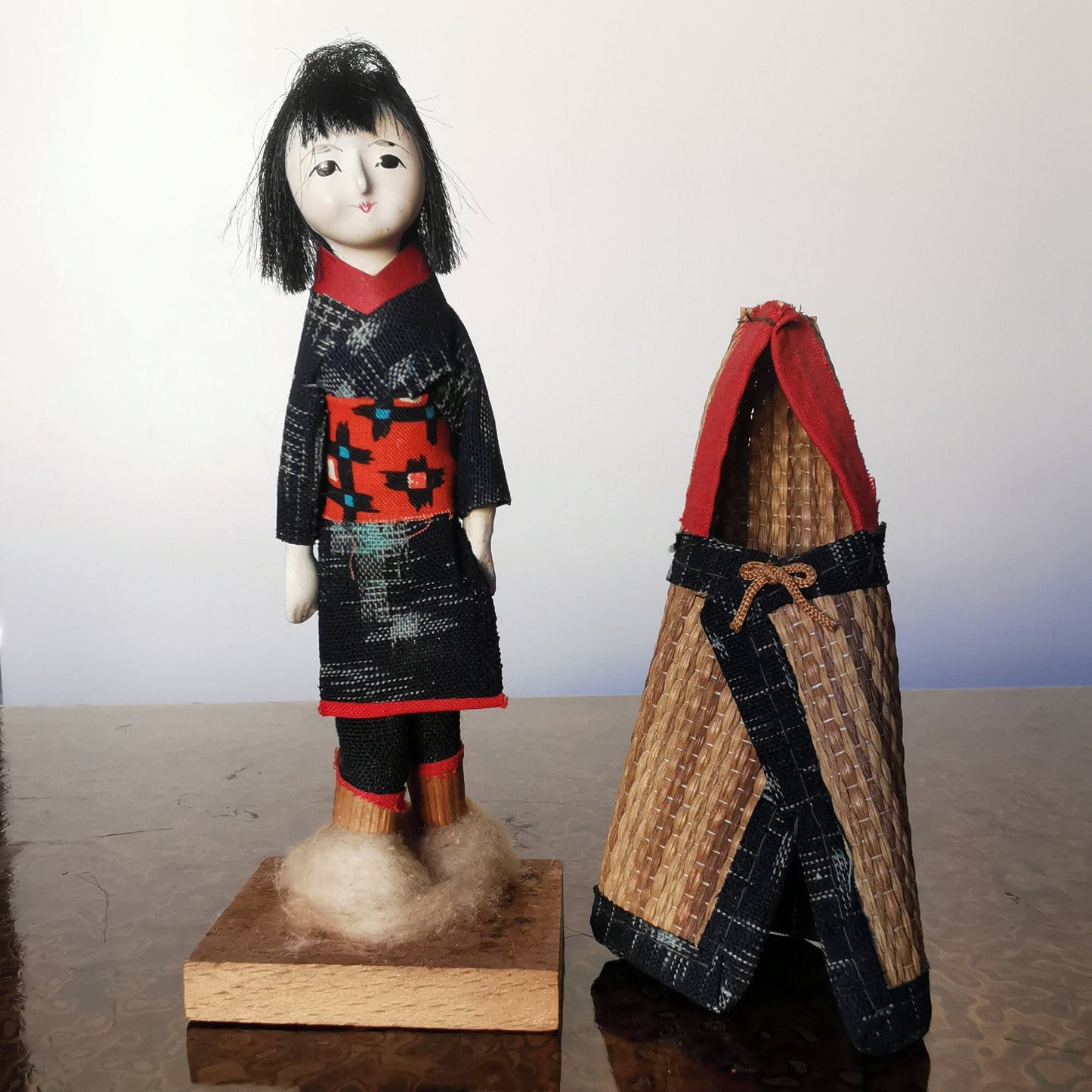 Figurine Vintage en Gofun – Poupée d'Hiver avec Manteau Amovible