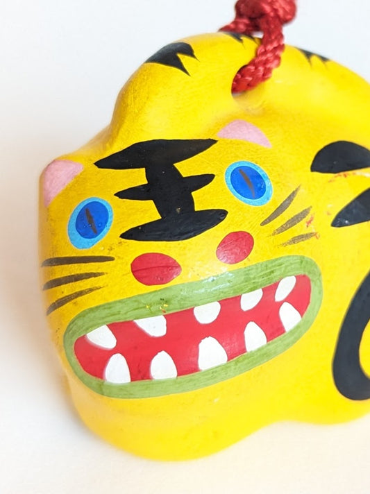 Cloche d'argile Dorei d'un tigre heureux. Souvenir du Japon Okimono.