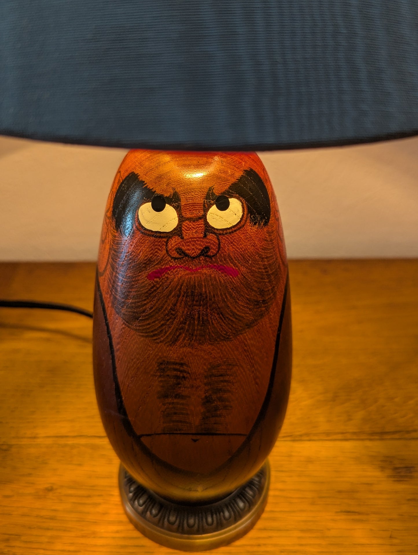 Lampe Japonaise Fait Main avec un Daruma en Bois.